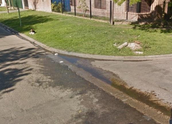 Vecinos de Los Hornos se quejaron por un caño roto: “Pierde mucha agua”