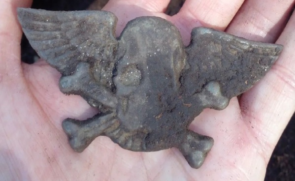 Pedalean por las calles de La Plata, descubrieron una "calavera alada" y se pusieron manos a la obra: "Que brille"