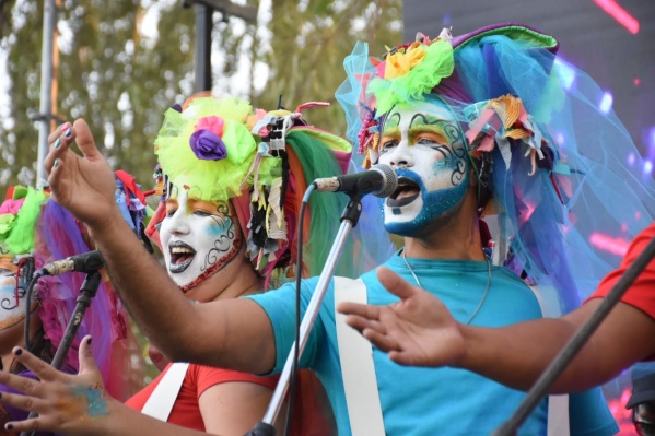 El carnaval de Meridiano V en fotos: bandas en vivo, guerra de espuma y murgas