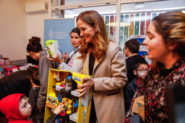 Tolosa Paz recorrió la Casa Ludovica de La Plata y entregó juguetes, insumos tecnológicos y útiles escolares para los niños