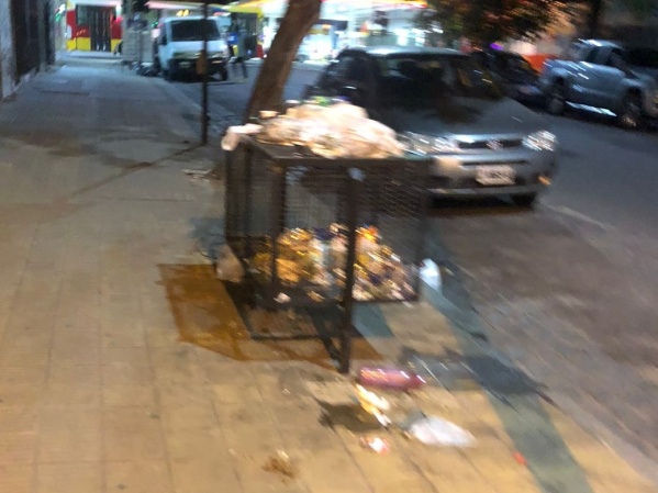 En pleno centro platense se quejan por "un montón de mugre tirada"