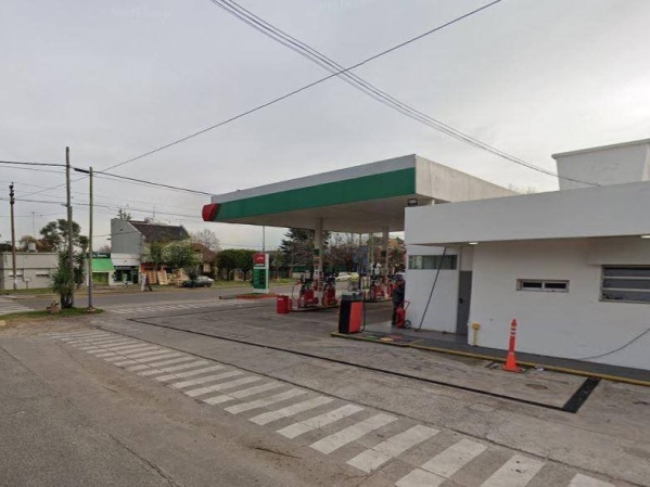 Dos delincuentes armados asaltaron una estación de servicio de La Plata y se llevaron el dinero de la recaudación