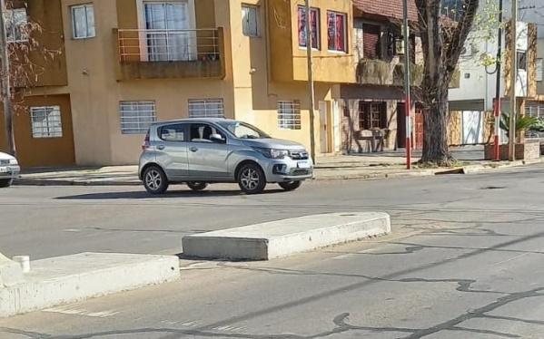 Vecinos denuncian una rambla mal ubicada en 45 y 25 que rompe las ruedas de los autos