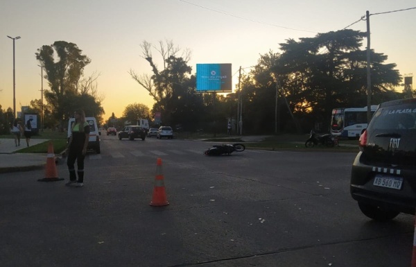 Una moto chocó contra un auto en 13 y 32 y el tránsito se encuentra cortado