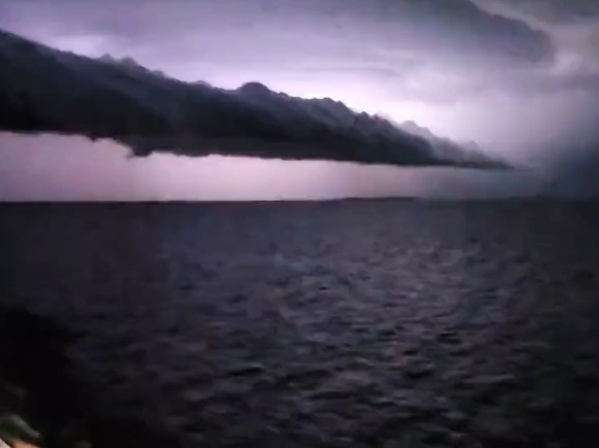 "Escalofriante y hermoso": captaron una imponente tormenta desde un tren de cargas cuando cruzaba una laguna en Santa Fe