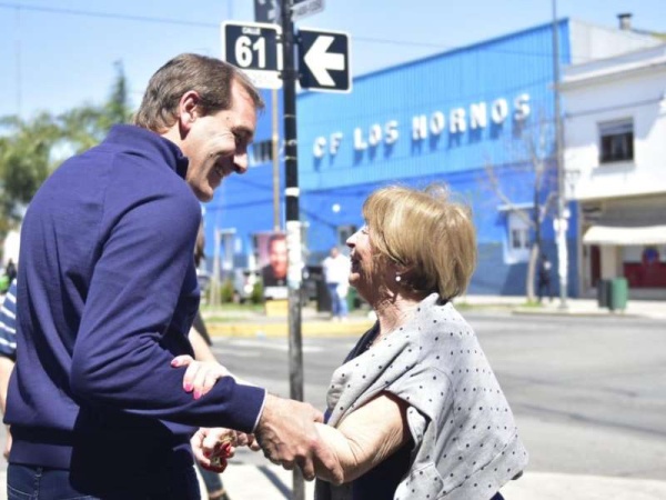 Garro se comprometi&oacute; a continuar trabajando con los vecinos de Los Hornos y agrandar el centro comercial