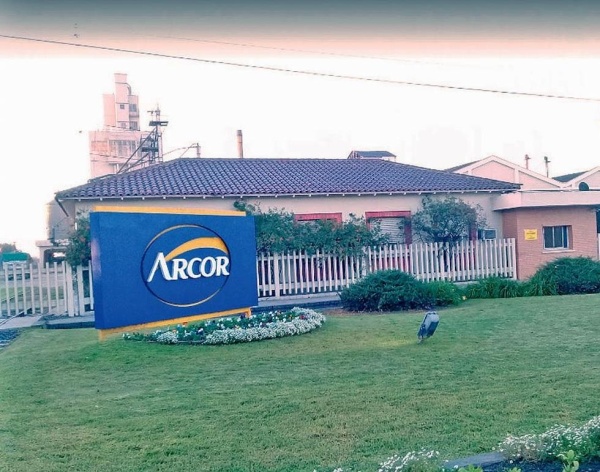 Arcor tuvo que adelantar vacaciones a 2.500 empleados por la crisis