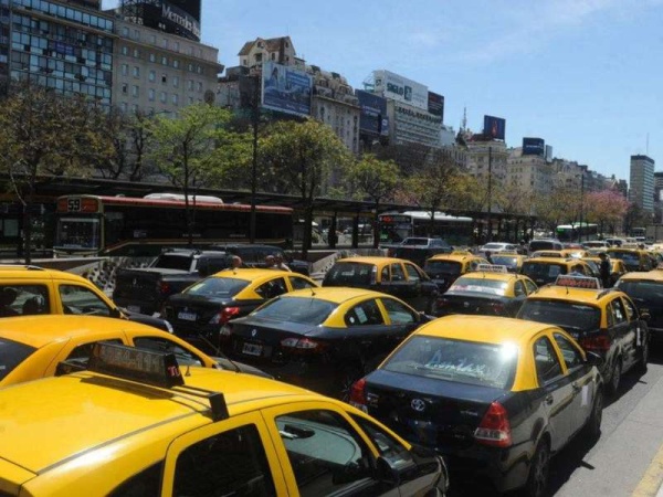 Los taxistas y una nueva protesta contra Uber y Cabify: cortan 3 carriles de la Avenida 9 de julio