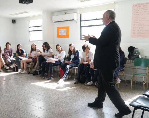 Crespi debatió con alumnos de City Bell sobre siete ejes de gestión para La Plata