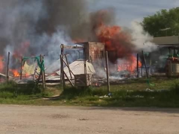  Un triple incendio en Arturo Seguí dejó a cinco niños sin techo ni ropa