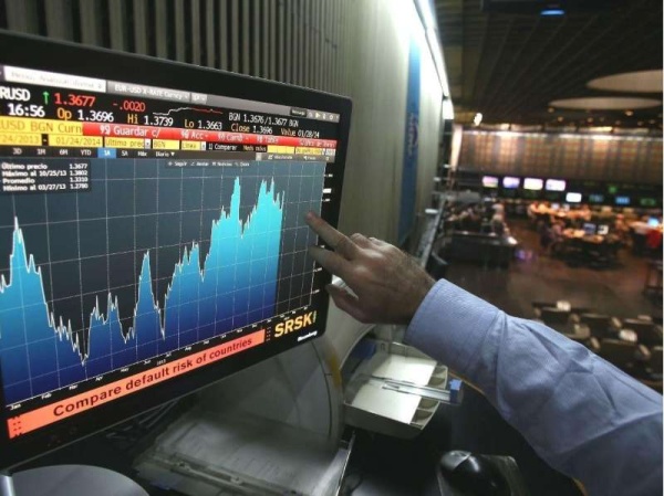 El Riesgo País cae por debajo de los 1900 puntos, aunque los precios de los bonos siguen en zona de default