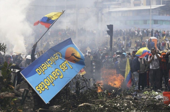 Crisis en Ecuador: Lenín Moreno decretó el toque de queda y la militarización en Quito