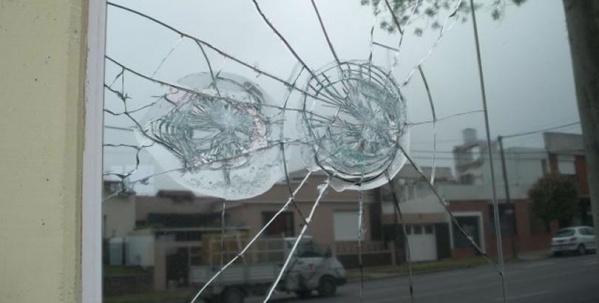 Rompieron la vidriera de una dietetica en gorina