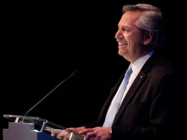 Fernández destrozó a Macri: &quot;No sé en que país vive el presidente, los dólares que nos dio el FMI no están en puentes y viviendas, se los llevaron sus amigos&quot;