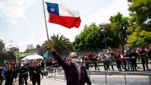 El Gobierno de Chile busca restablecer el orden frente a la protesta salvaje en Santiago: toque de queda y revisión de medidas