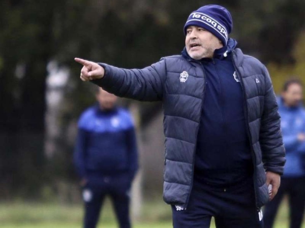Maradona no se irá de Gimnasia y dijo que permanecerá en el cargo si el Lobo desciende