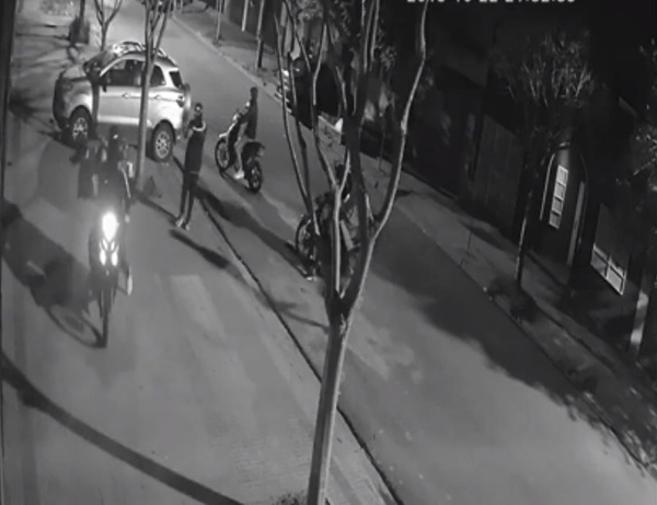 En diez segundos le robaron la moto a un repartidor en 17 y 69