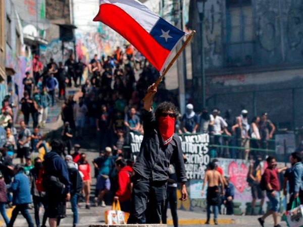 El Gobierno chileno elevó a 19 la cifra de muertos por las protestas y se confirmó que tres de ellos eran peruanos