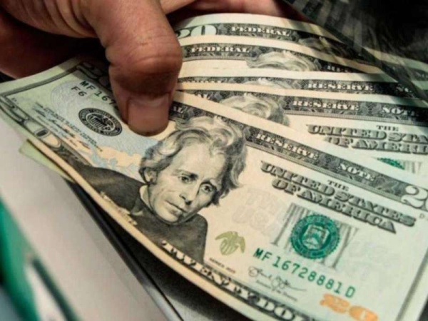 El BCRA incursionó con más subastas para frenar al dólar, que cerró a 65 pesos en los bancos de la City