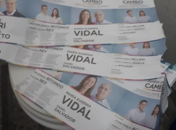 Denuncian que est&aacute;n rompiendo las boletas de Julio Garro