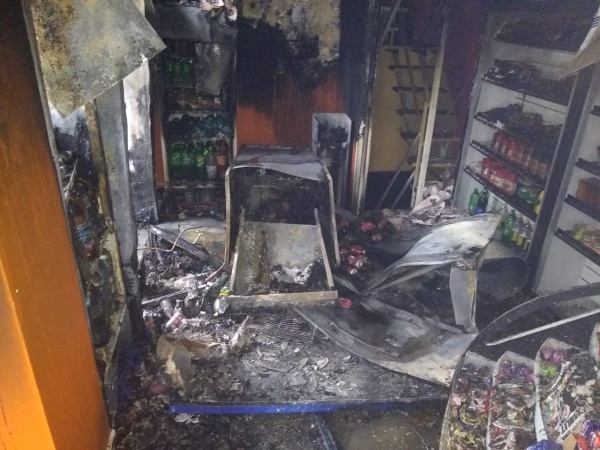 Un extraño incendio destruyó al kiosco de 12 y 55 que abrió hace menos de un mes