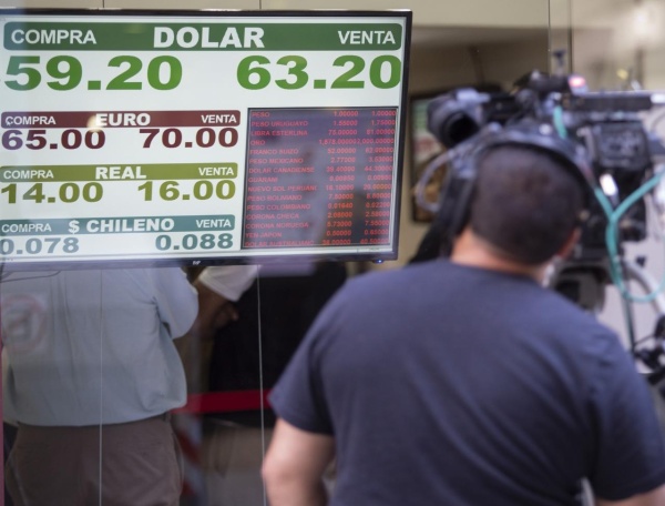 Inesperado: se desplomó un 10% el dólar blue en el segundo día del nuevo cepo