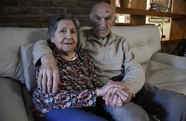 Murió el anciano que fue abandonado por su hijo en un bar de Rosario