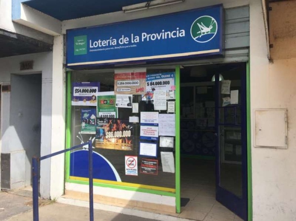 La Plata: un ladrón escapó con 15 mil pesos y el celular de la empleada de una agencia de lotería 