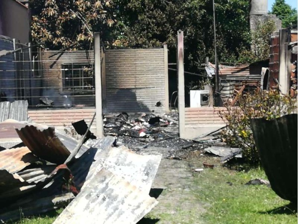 Una familia platense perdió todo tras un incendio en El Retiro