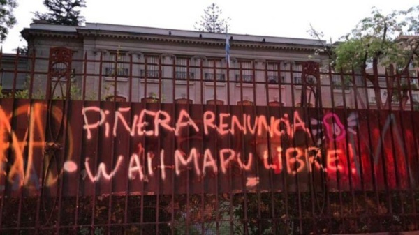 As&iacute; qued&oacute; la embajada de Argentina en Chile tras el ataque de manifestantes