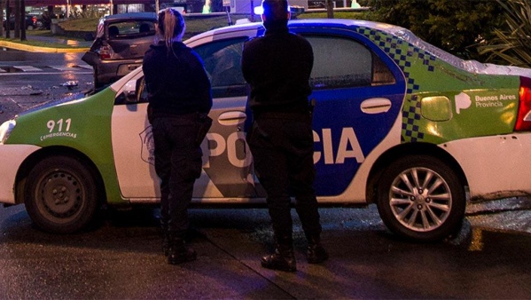 Un auto volc&oacute; en pleno centro de la ciudad