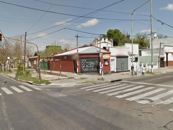 Robó en una pollería de La Plata y le apuntó con un arma en la cabeza a una clienta