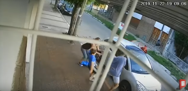 Video: un nene se pele&oacute; a las patadas con un ladr&oacute;n para defender a su mam&aacute;