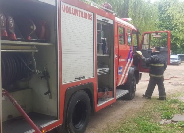 Llamado de un vecino de Berisso salvó a un nene de 6 años cuando su casa se incendiaba