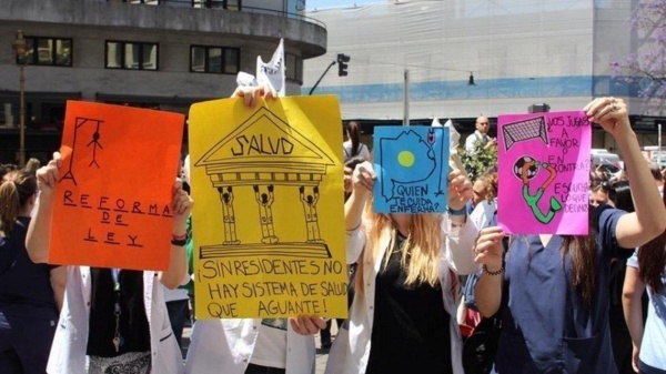 Contin&uacute;a el paro de los m&eacute;dicos porte&ntilde;os en rechazo a la ley de residentes