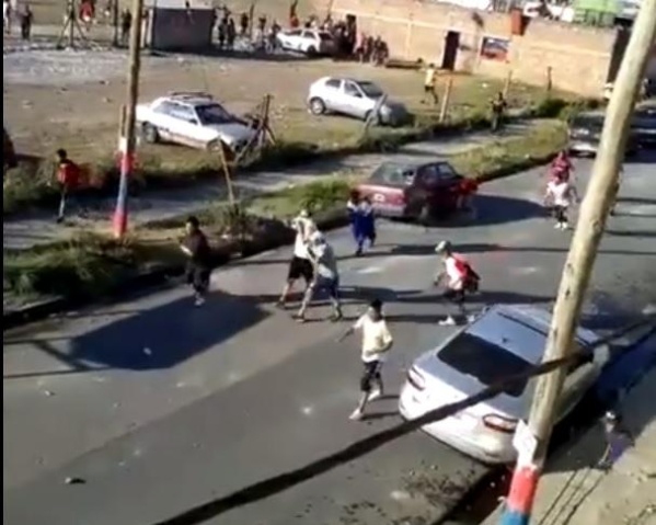 Descontrol: un clásico platense terminó con corridas, piedrazos y balas de goma