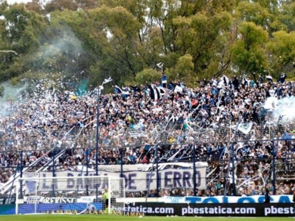 El hincha del Lobo se manifiesta: &#039;No queremos un club manejado por gerenciadores ni por acreedores: Gimnasia es de los socios&#039;