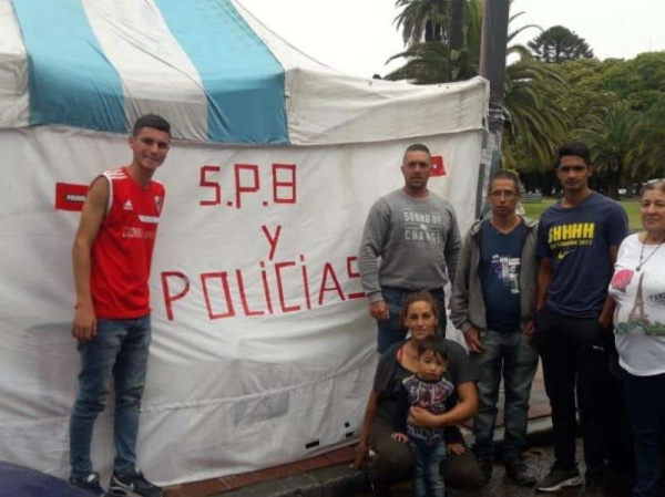 Ex empleados del Servicio Penitenciario realizan un acampe, desde hace ocho días, frente a la Gobernación bonaerense, en Plaza San Martín