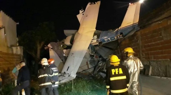 Cayó una avioneta sobre el techo de una casa en San Fernando