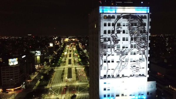 El mural de Eva Perón de la 9 de Julio volverá a ser iluminado esta noche con un gran acto