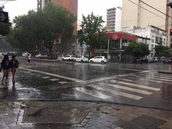 Se elevó el alerta en La Plata por tormentas y ocasional caída de granizo