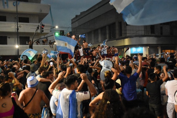Argentina pas&oacute; a semifinales y una multitud festej&oacute; en 7 y 50