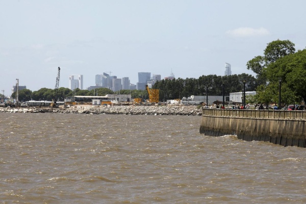 Tragedia en la Costanera: Se tiró al río para salvar a su hija y murió ahogado