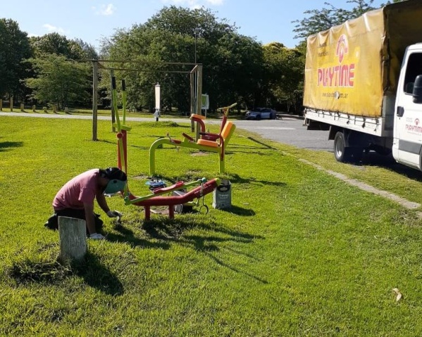 Ya est&aacute;n en funcionamiento las bicicletas que permiten cargar el celular en las plazas de La Plata
