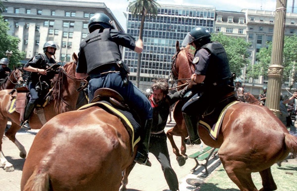 Bonadio sobreseyó a los policías acusados de reprimir a las Madres de Plaza de Mayo en el 2001