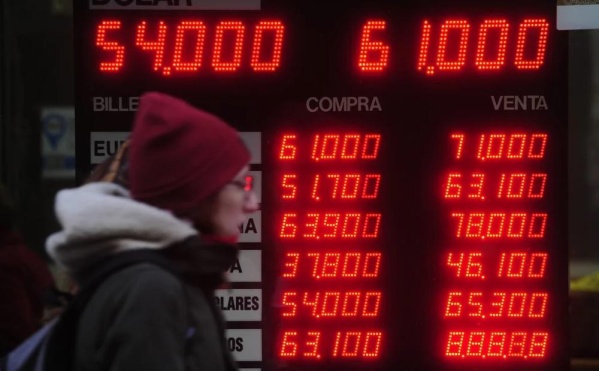 El impuesto del 30% al dólar no correrá para los pagos de deuda en moneda extranjera