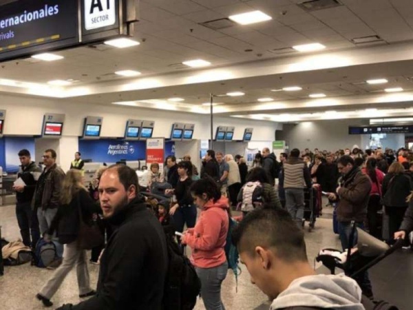 Por el diluvio hay demoras en los vuelos de Aeroparque y Ezeiza, en pleno cambio de quincena