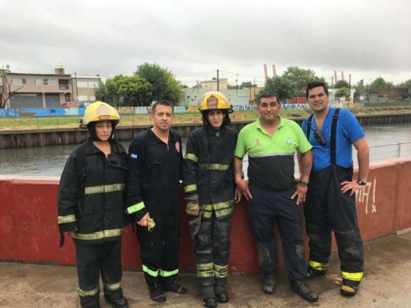 Bomberos Voluntarios de Berisso rescataron a un perro en el río