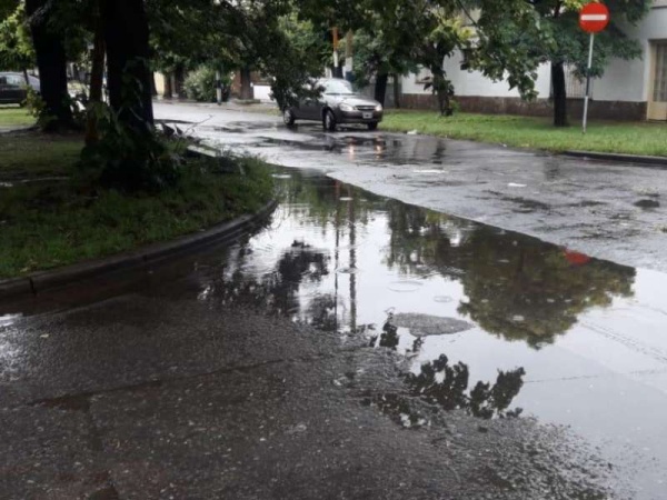 Vecinos de 75 y 14 se pusieron a zanjear para que drene una pérdida de agua a la que ABSA no dio respuestas