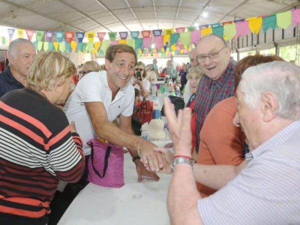 Junto a m&aacute;s de 300 adultos mayores, Garro comparti&oacute; una tarde en la colonia de la Tercera Edad 